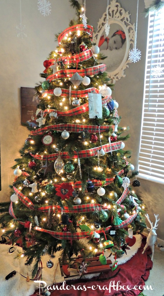 holiday decor, plaid, plaid christmas tree, bottle brush dress decor, diy, tutorial, home decor, christamd decor, 
